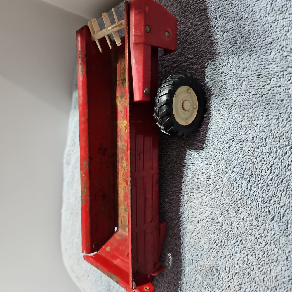 Toy international manure spreader